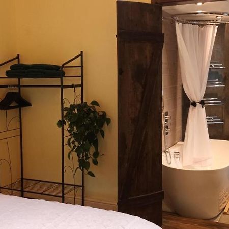 Room With Luxury Private Bathroom & Independent Entrance Near Tube 런던 외부 사진