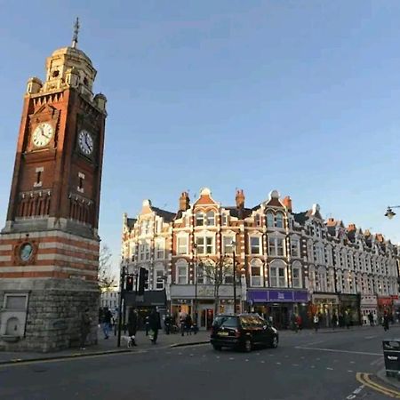 Room With Luxury Private Bathroom & Independent Entrance Near Tube 런던 외부 사진