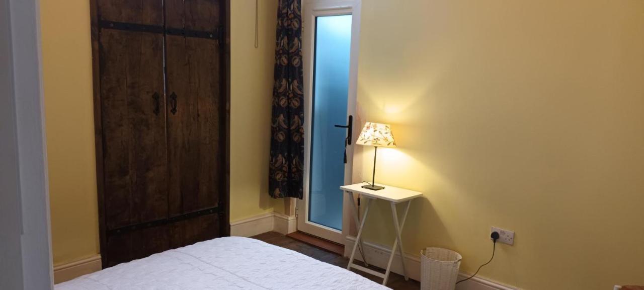 Room With Luxury Private Bathroom & Independent Entrance Near Tube 런던 외부 사진