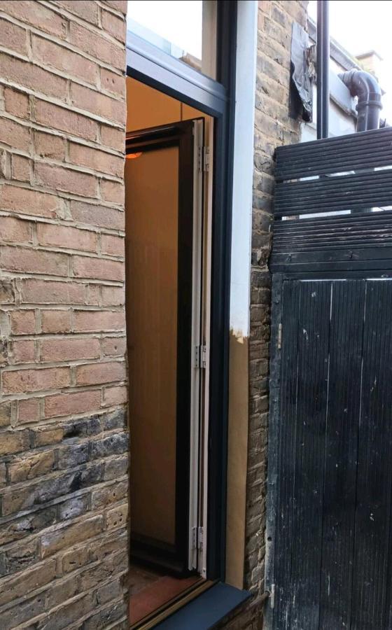 Room With Luxury Private Bathroom & Independent Entrance Near Tube 런던 외부 사진