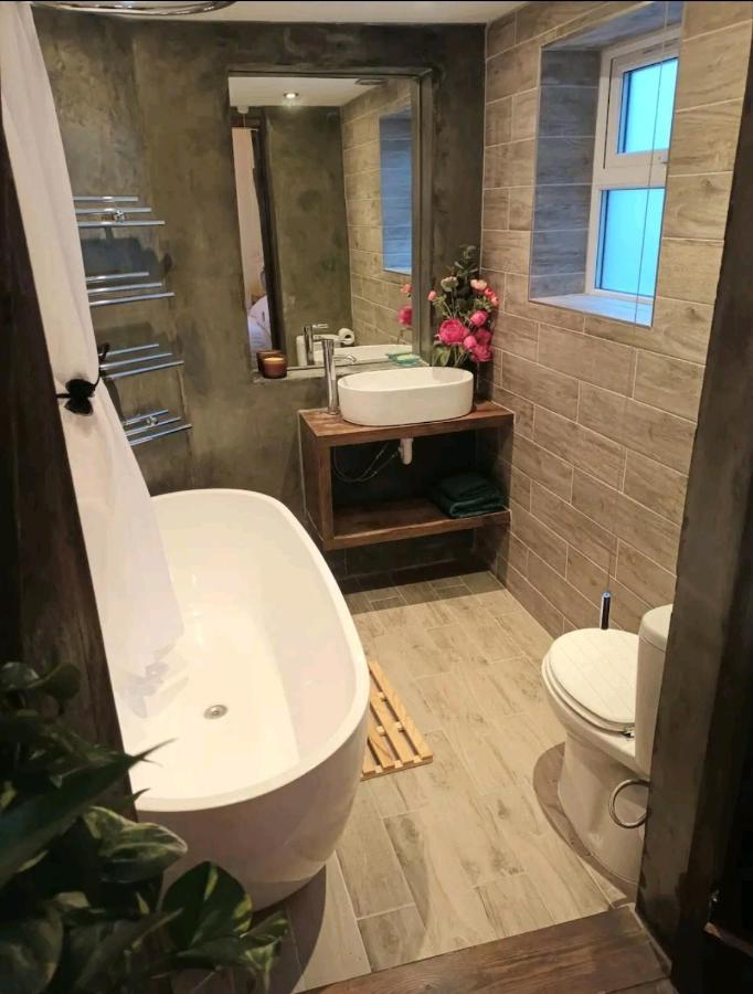 Room With Luxury Private Bathroom & Independent Entrance Near Tube 런던 외부 사진