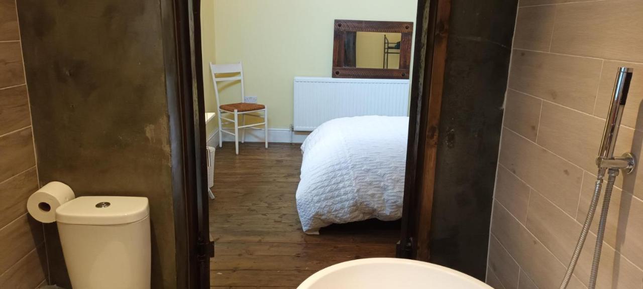 Room With Luxury Private Bathroom & Independent Entrance Near Tube 런던 외부 사진