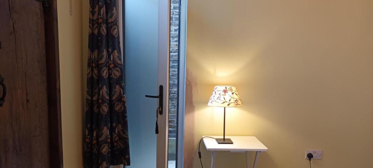 Room With Luxury Private Bathroom & Independent Entrance Near Tube 런던 외부 사진