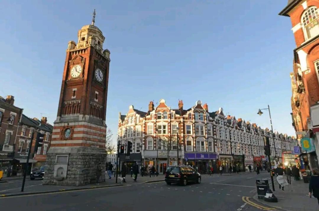 Room With Luxury Private Bathroom & Independent Entrance Near Tube 런던 외부 사진