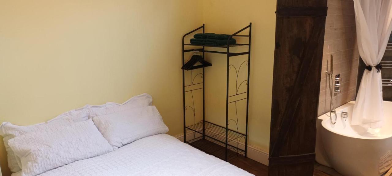 Room With Luxury Private Bathroom & Independent Entrance Near Tube 런던 외부 사진