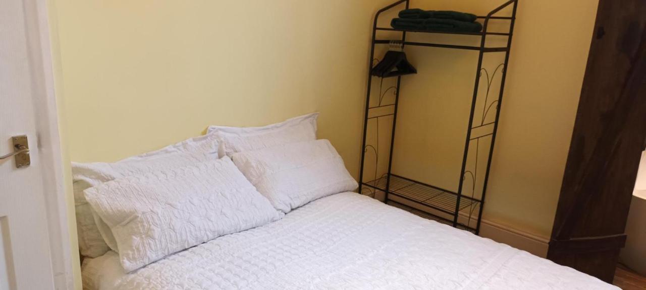 Room With Luxury Private Bathroom & Independent Entrance Near Tube 런던 외부 사진