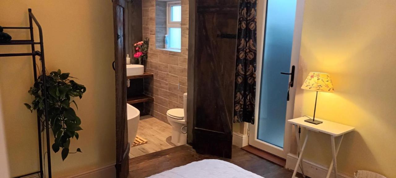 Room With Luxury Private Bathroom & Independent Entrance Near Tube 런던 외부 사진